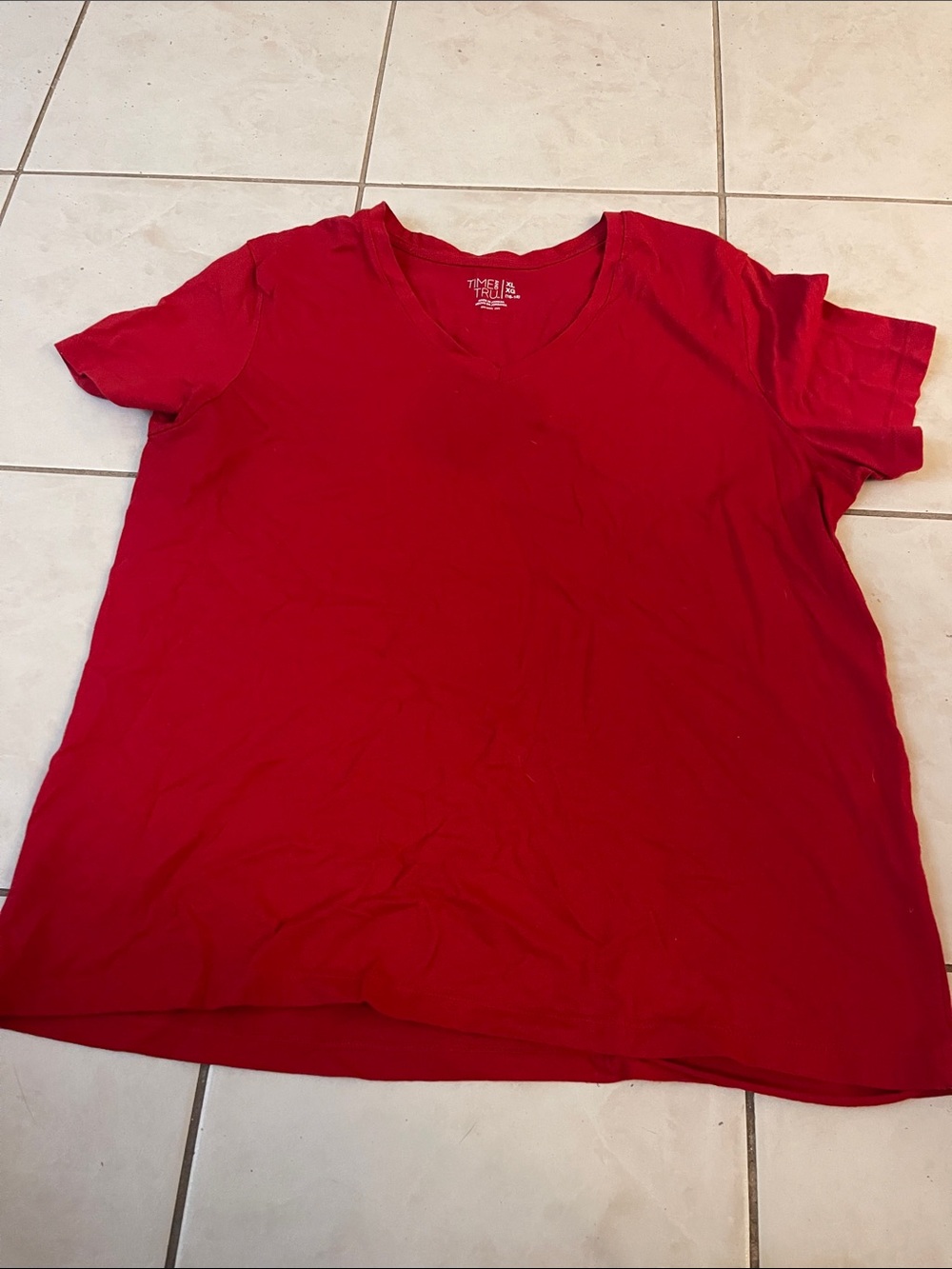 Time and Tru Women’s Red V-Neck Short Sleeve Tee